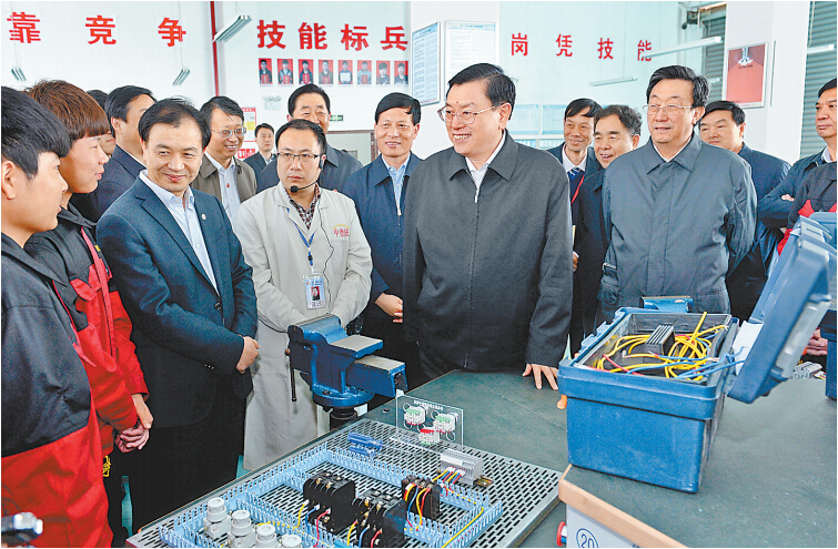 4月14日上午，中共中央政治局常委、全國人大常委會委員長張德江在許昌技術(shù)經(jīng)濟學(xué)校與血神們親切交談。