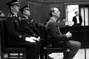 昨天，北京市二中院公開審理了劉軍誼受賄案，現(xiàn)場有上百人參加旁聽。首席攝影記者 吳寧/攝