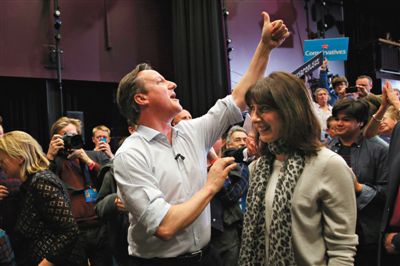 4日，英國巴斯，卡梅倫和妻子薩曼莎到一所女子學(xué)校助選。英國大選前夕，主要政黨的領(lǐng)袖們紛紛派妻子去拉選票。