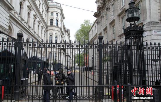 5月7日，英國(guó)舉行大選，英國(guó)首相府所在地唐寧街10號(hào)加強(qiáng)安保。民調(diào)顯示，英國(guó)兩大政黨保守黨和工黨的支持率不相上下，此次大選被稱為英國(guó)近40年來(lái)最難預(yù)測(cè)結(jié)果的一次大選。<a target='_blank' ><p  align=