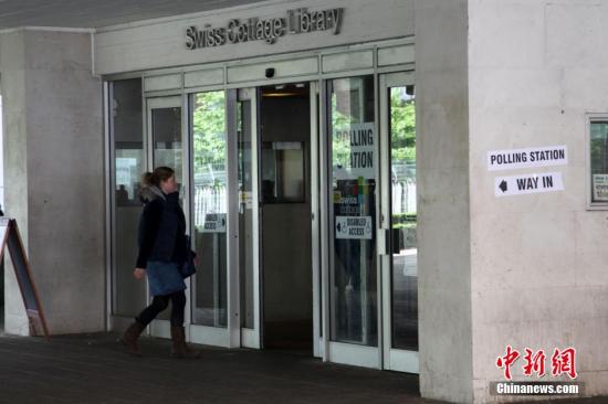 月7日，英國(guó)舉行大選，650個(gè)選區(qū)的選民前往投票站，選出代表各自選區(qū)的國(guó)會(huì)議員，贏得全國(guó)超過(guò)半數(shù)選區(qū)議席(即超過(guò)325個(gè)席位)的政黨，則獲得執(zhí)政權(quán)。圖為一名選民進(jìn)入投票站投票。<a target='_blank' ><p  align=