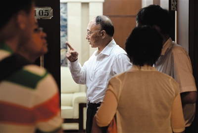 劉鵬局長(zhǎng)走出會(huì)場(chǎng)。昨日的足球改革發(fā)展工作會(huì)議上，國(guó)家體育總局為中國(guó)足球“開(kāi)了一扇門(mén)”。新京報(bào)記者 吳江 攝