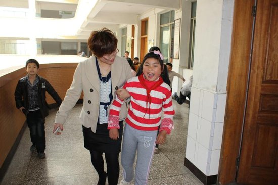 宜賓現(xiàn)隔代母愛:外婆苦守4月喚醒外孫女(圖) 宜賓現(xiàn)隔代母愛:外婆苦守4月喚醒外孫女(圖)