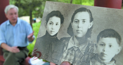 　前晚，花甲老人黎遠(yuǎn)康特意給遠(yuǎn)在哈薩克斯坦的老媽送上了母親節(jié)祝福