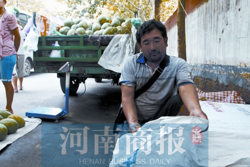 錢包就裝在這個編織袋里，枕在老陳頭下，沒想到還是被偷走了 實習生 唐韜/攝