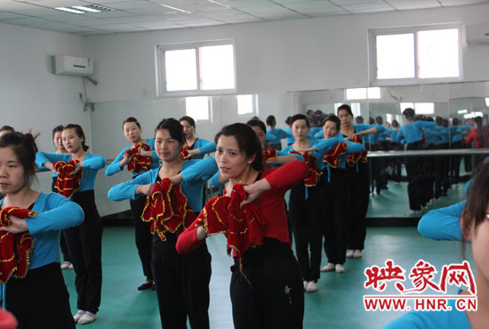 舞蹈室里，張巧英正在糾正學生的舞蹈動作