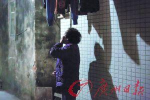 女姐在講述自己老伴幾年前在保姆的“照料”下去世的經(jīng)歷，神色悲傷。廣州日報(bào)記者陳憂子