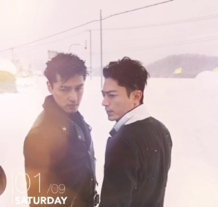 胡歌和霍建華為雜志拍攝了一組封面照，二人穿著同款風(fēng)衣，在白雪中端著咖啡，恩愛(ài)“虐狗”