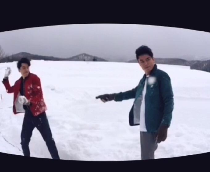 胡歌和霍建華為雜志拍攝了一組封面照，二人穿著同款風(fēng)衣，在白雪中端著咖啡，恩愛(ài)“虐狗”