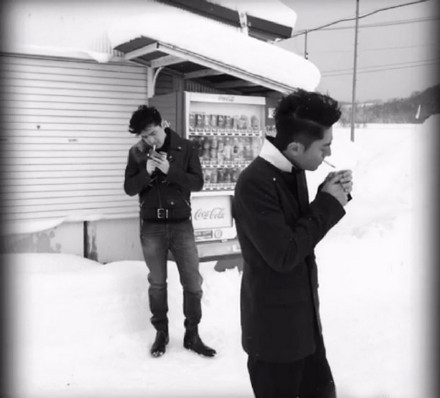 胡歌和霍建華為雜志拍攝了一組封面照，二人穿著同款風(fēng)衣，在白雪中端著咖啡，恩愛(ài)“虐狗”