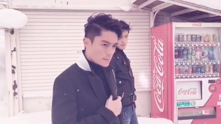 胡歌和霍建華為雜志拍攝了一組封面照，二人穿著同款風(fēng)衣，在白雪中端著咖啡，恩愛(ài)“虐狗”