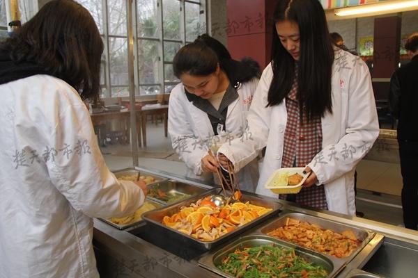 大學食堂現(xiàn)神級“黑暗料理”：橙子炒肉