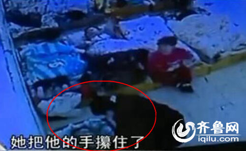 孩子午睡時(shí)候睜眼，老師攥住孩子的手，打臉。