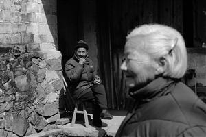 偏遠山村半數老人守“空巢” 有的村狗比人還多