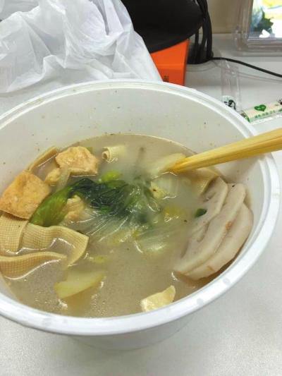 女子美團(tuán)訂餐吃出數(shù)只蟲(chóng)子 索賠遭拒律師稱可追責(zé)