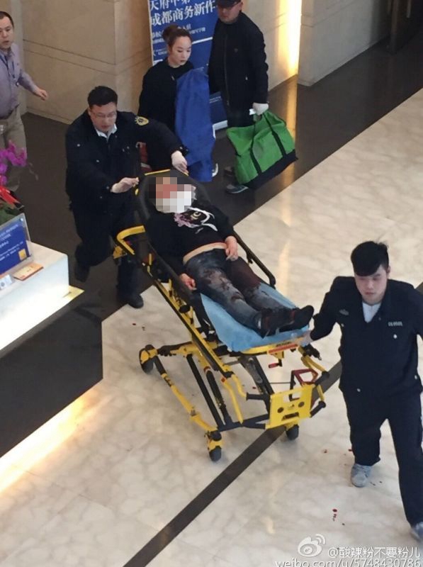 圖說：一名被砍女子被送往醫(yī)院。網(wǎng)友圖