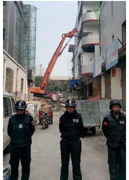 根據(jù)《太原市和小 店區(qū)平陽路街道親賢城中村改造拆遷安置補償方案》，結合親賢實際，親賢社區(qū)補償安置采取“商業(yè)用房安置+小戶型公寓住宅安置+貨幣補償”的方式，其中每分 （0.1 畝）置換商業(yè)用房50平方米+小戶型公寓住宅80平方米+貨幣補償20萬元人民幣。（拍攝：2015年9月17日）