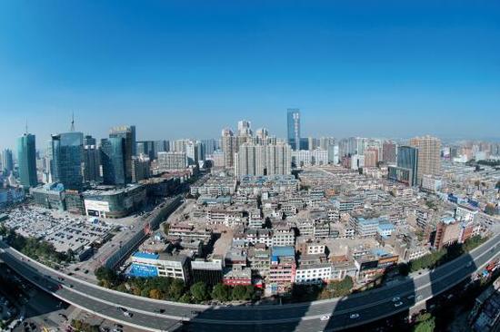 經過4個多月的推進，親賢社區(qū)的拆遷工作進展緩慢，原定于2015年10月底完成的拆遷，在10月中旬時仍停留在對部分住戶進行插花式拆除。(拍攝：2015年10月16日)