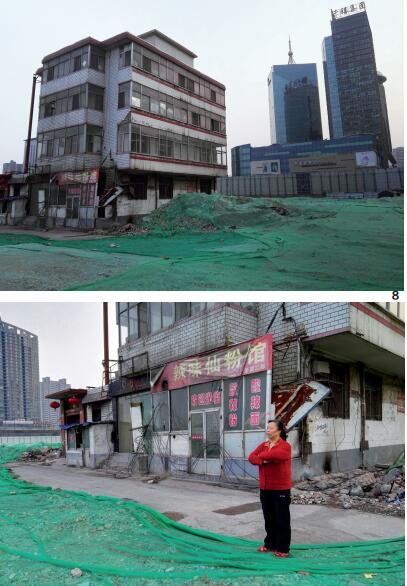 65歲的韓老太太是別人眼中的“釘子戶”，至今仍居住在斷水、斷電的老宅中。她的房產占地面積3分多，建有樓房4層，按照補償標準可以拿到400余萬元補償，但她還是擔心以后的日子沒著落，稱要繼續(xù)堅持下去。在她房子的右后側，是親賢社區(qū)旗下千禧集團的豪華辦公樓。