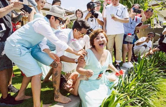 包貝爾婚禮時，賈玲和柳巖都出任伴娘