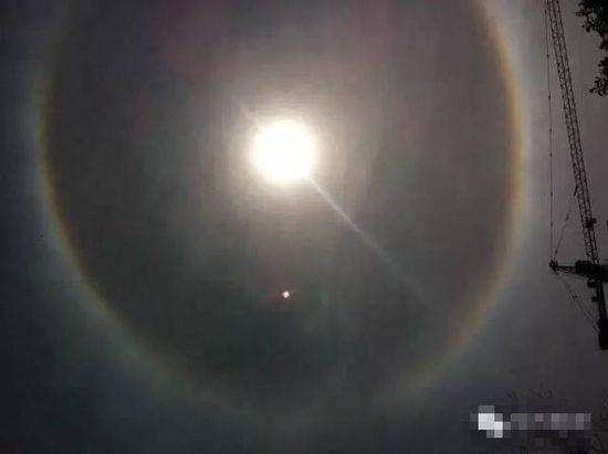 上海現(xiàn)UFO 專家稱光圈是日暈亮點或是飛行器(圖)