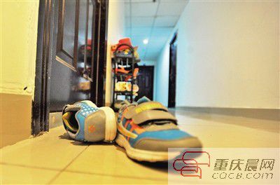 出事小孩的鞋子凌亂地?cái)[放在自家門前。