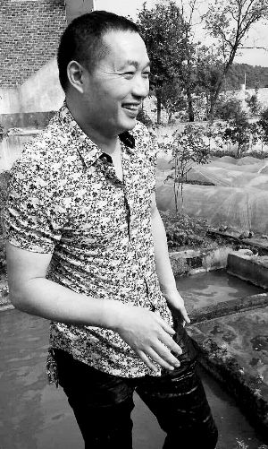 救出小孩上后，楊文利一身糞水。