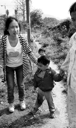 獲救小孩及其母親段曉霞。