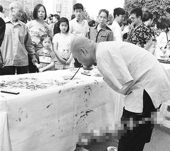 黃國富在作畫。資料照片