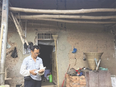 徐某父親說(shuō)起兒子偷渡的事情，有些難以開(kāi)口。