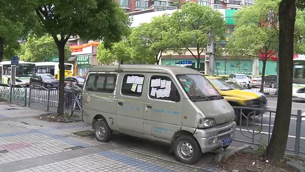 被棄置在人行道上的面包車。