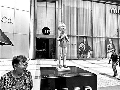 王府井in88購物中心西側(cè)，“小男孩”下半身衣不遮體