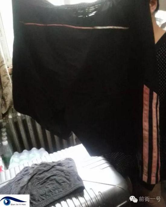 李律師所穿褲子也沾染血跡。