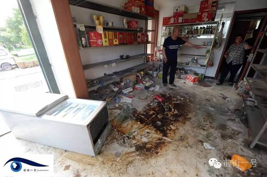 家里小賣部現(xiàn)在已經(jīng)一片混亂。