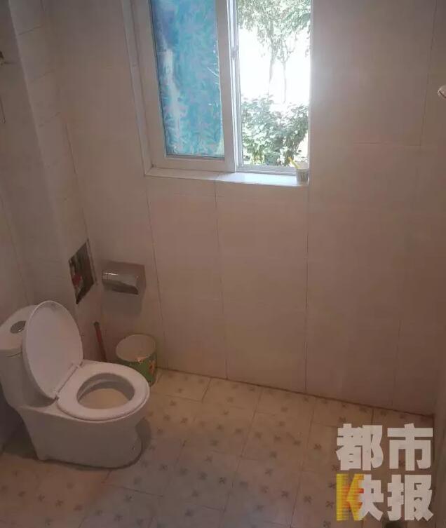 西安市戶縣草堂鎮(zhèn)的李家?guī)r村，有多戶人家經(jīng)營著農(nóng)家樂，但昨晚發(fā)生的這件事情打破了這里的寧靜。村民：“縣上的、鎮(zhèn)上的警察，還有村干部好多人在那兒，說是女的在衛(wèi)生間生產(chǎn)，把娃從窗子扔下來?！鞭r(nóng)家樂員工：“(聽說)直接從二樓扔下來了，呀，太殘忍了?！弊蛲淼氖?，很多人今早才聽說，震驚之余更感到惋惜。記者今天在高冠西五巷口找到了大家所說的農(nóng)家樂，一夜過去了，作為和那名女顧客有過交集的老板娘，心情仍然很沉重。