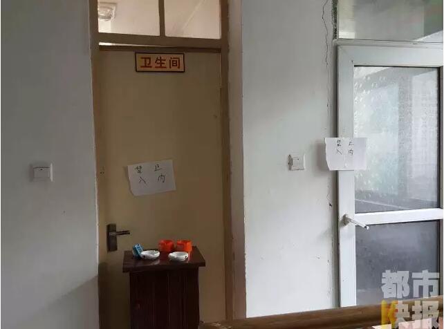 當馮女士走出大門，繞到院子的側面時，衛(wèi)生間窗戶下方草叢中的一幕，讓她驚出了一身冷汗。農(nóng)家樂老板娘馮女士：“就是孩子，旁邊帶著胎盤?！弊蛲硎稽c半事發(fā)后，馮女士報了警，很不幸，男嬰已經(jīng)死亡。涉及的兩個房間，暫時被封鎖，里面已經(jīng)清理干凈。隨后記者也從轄區(qū)草堂派出所了解到，這兩男一女三人是朋友關系，女子的年齡大概是二十二三歲。該女子事發(fā)后被送往醫(yī)院，同行的兩名男子當時被警方帶去派出所接受了筆錄調(diào)查后，已經(jīng)離開了派出所。