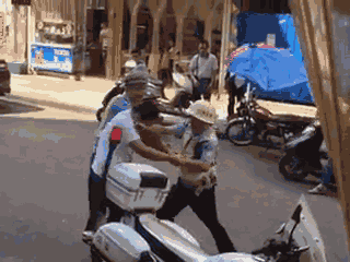 嫌疑男子涉嫌無(wú)證駕駛摩托車，且車輛違規(guī)加裝遮陽(yáng)傘并在行駛時(shí)不戴安全頭盔，辱罵毆打執(zhí)法交警。 本文圖片均來(lái)自 廣西梧州在線警務(wù)