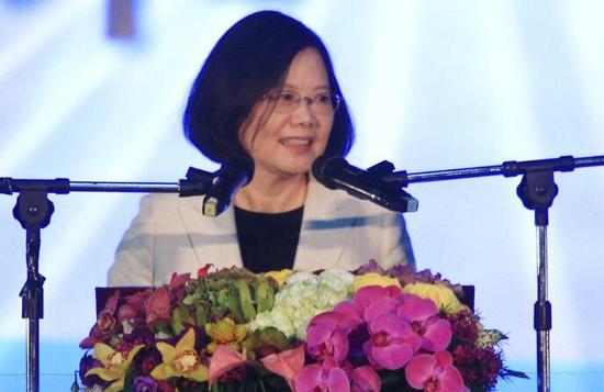 蔡英文向教師溫情喊話教師嗆：太晚了?。▓D片來源：臺灣《聯(lián)合報(bào)》）