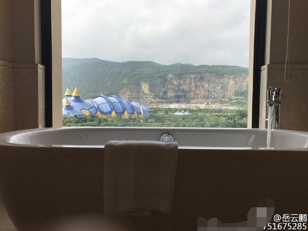 岳云鵬泡澡欣賞美景 驚然發(fā)現(xiàn)未拉窗簾 岳云鵬泡澡欣賞美景 驚然發(fā)現(xiàn)未拉窗簾