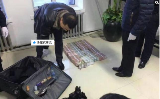 京華時(shí)報(bào)訊昨天凌晨1點(diǎn)左右，黑龍江省密山市一銀行金庫(kù)發(fā)生搶劫案。一名身穿迷彩服男子準(zhǔn)備劫取現(xiàn)金時(shí)被發(fā)現(xiàn)，致一名金庫(kù)值守人員死亡，隨后棄款而逃。目前，該男子尚未歸案，案件正在全力偵辦中。