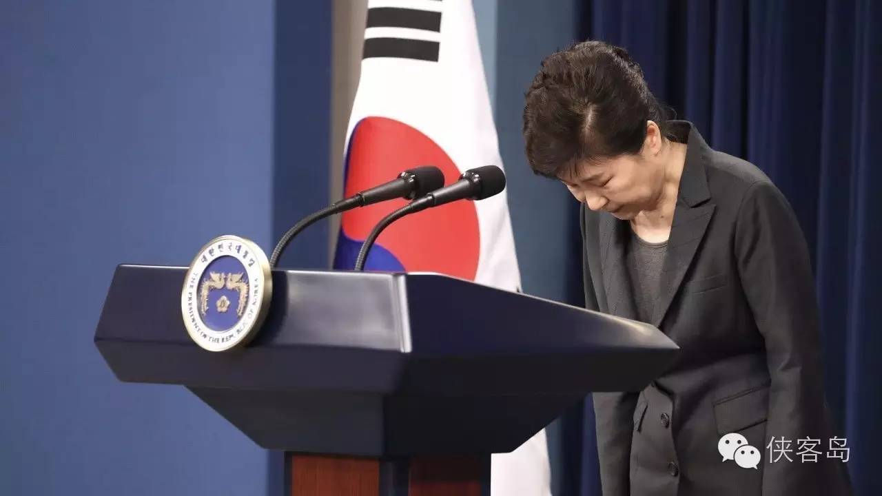 “任憑風吹浪打，我自巋然不動”，樸槿惠對于這句詩應該是心有戚戚焉。