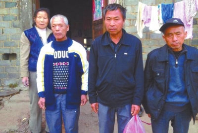 已被判死緩、在獄中服刑的4個(gè)村民的家人一直在為兒子喊冤。圖片來(lái)自網(wǎng)絡(luò)