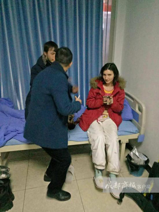 王利鑫說(shuō)，醫(yī)院工作人員考慮到他們遠(yuǎn)道而來(lái)，于是給他們倒上熱水，并試圖打手勢(shì)交流。但費(fèi)了好大勁，也沒(méi)辦法搞明白對(duì)方的情況，只好向社區(qū)民警求助。翠屏區(qū)西城派出所兩位民警迅速趕到，但雙方仍然語(yǔ)言不通，無(wú)法交流。民警見兩名年輕人并無(wú)惡意，只好離開了。折騰到晚上10點(diǎn)左右，還是沒(méi)辦法溝通。而醫(yī)院作為醫(yī)療機(jī)構(gòu)，又不能留宿不明來(lái)歷的外國(guó)人。王利鑫只好帶著懂英語(yǔ)的女婿趕到，交流得知對(duì)方是一對(duì)來(lái)自俄羅斯的小夫妻?！八麄冋f(shuō)到中國(guó)‘窮游’，打算從成都到昆明，結(jié)果坐順風(fēng)車來(lái)到了宜賓，卻沒(méi)錢住賓館?！蓖趵胃嬖V成都商報(bào)客戶端記者，兩個(gè)年輕人不懂漢語(yǔ)，正好看到中山醫(yī)院標(biāo)識(shí)，就闖進(jìn)來(lái)打算求宿一晚。