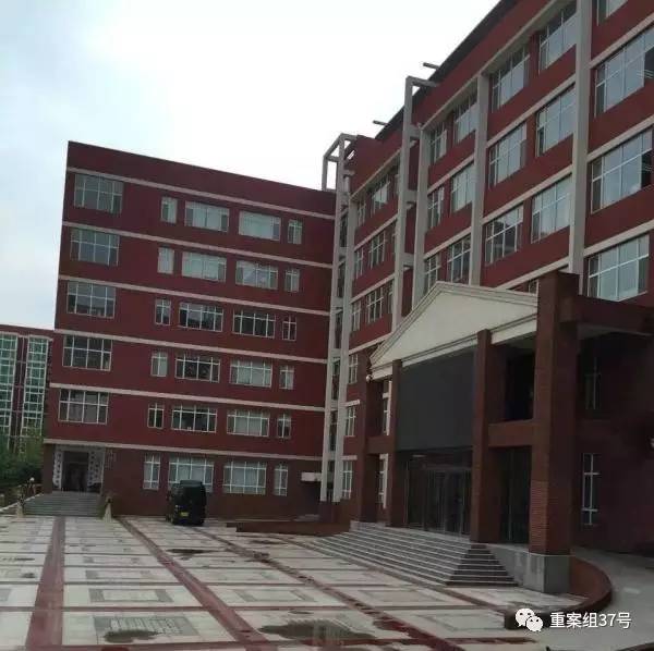 17歲高中男生教室里掐死女同學，被訴故意殺人和強奸