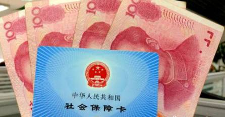 從今年1月1日開(kāi)始，原有的失業(yè)保險(xiǎn)費(fèi)率是1.5%的有22個(gè)省份，包括新疆生產(chǎn)建設(shè)兵團(tuán)，可以在確保失業(yè)保險(xiǎn)金按時(shí)足額發(fā)放、穩(wěn)崗補(bǔ)貼順利實(shí)施的基礎(chǔ)上，可以降低0.5個(gè)百分點(diǎn)。個(gè)人的費(fèi)率不超過(guò)單位的費(fèi)率。