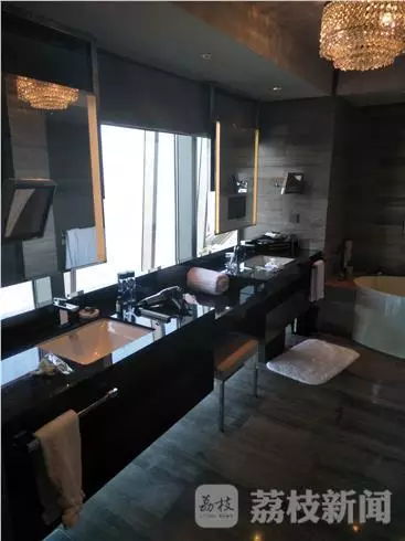 何女士表示無意中看到淋浴間外側(cè)的玻璃映射出幾個(gè)人影。