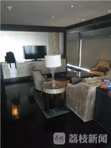 何女士稱當(dāng)時(shí)自己正在換衣服，順眼看了一下窗外，就看到了幾個(gè)人影，其中一個(gè)人拿著手機(jī)，三個(gè)男的朝這邊望。何女士表示，剛開始還以為是出現(xiàn)了幻覺，后來發(fā)現(xiàn)，玻璃中的映射人影就是隔壁房間的住客。