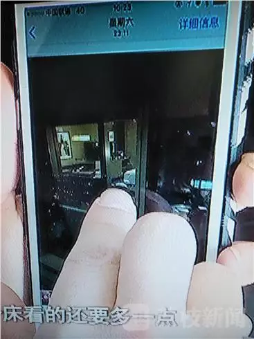 酒店前廳負(fù)責(zé)人李經(jīng)理：我們?nèi)ピ儐栠^，警察也詢問過，警察有錄音，他說他沒有錄像，第一個(gè)人說肯定沒有錄像，第二個(gè)人沒有口頭保證。對(duì)于何女士反映的晚間玻璃外墻變成“鏡子”反光的情況子。負(fù)責(zé)人表示，在客人入住酒店的時(shí)候，酒店工作人員一般會(huì)對(duì)客人進(jìn)行提醒，要求客人將房間的窗紗全部關(guān)閉，不過這一說法卻遭到了何女士的否認(rèn)。酒店前廳負(fù)責(zé)人李經(jīng)理稱，這個(gè)雙層玻璃的設(shè)計(jì)是環(huán)保設(shè)計(jì)，冬暖夏涼，如果是單層冬天會(huì)非常冷。