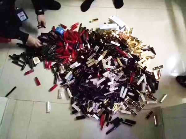 民警搜查出來的口紅。