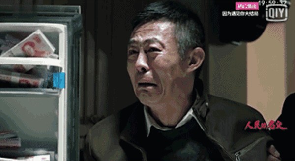 查案人員搜出的2.3億現(xiàn)金，從銀行運來十二臺點鈔機，竟然燒壞了六臺。